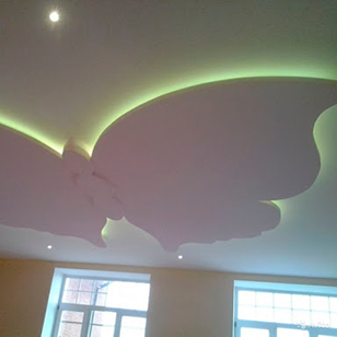 Монтаж потолка в форме бабочки